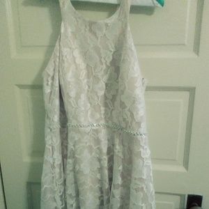 Formal dress. Off whiteno